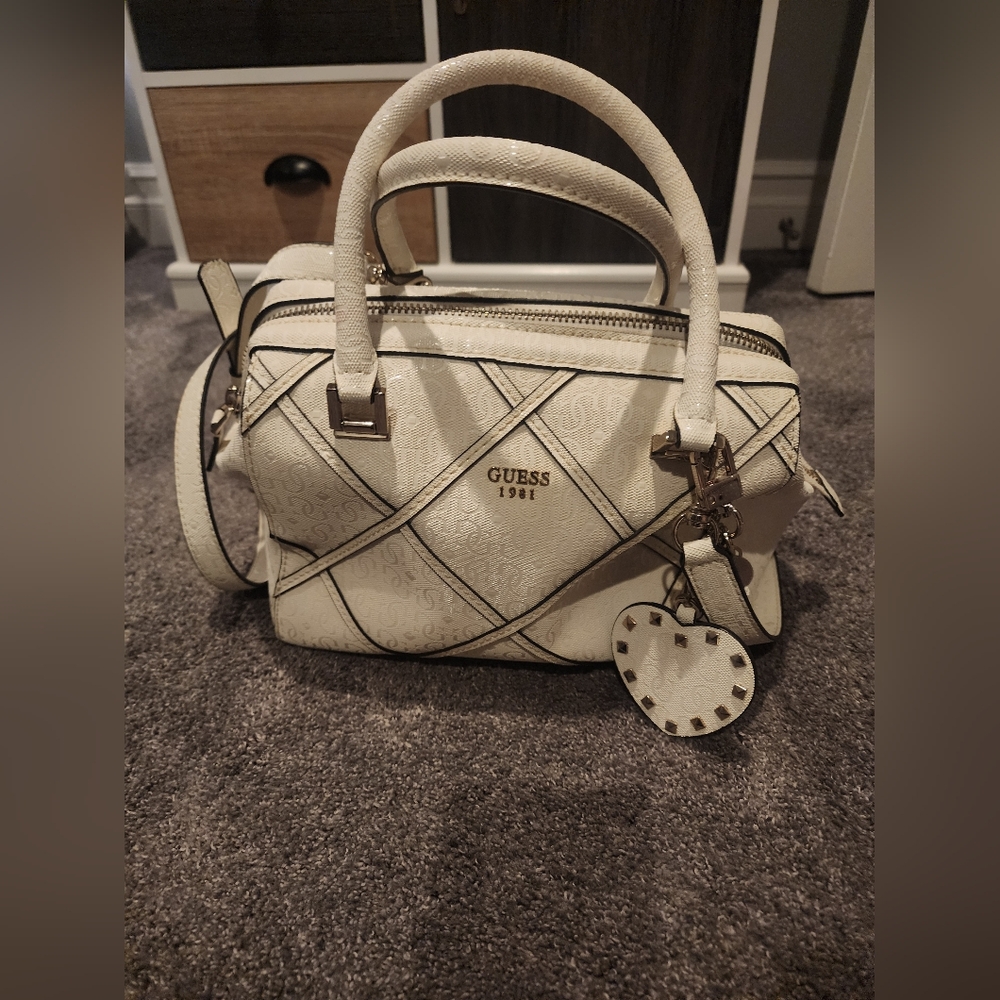 Guess purse - Picture 2 of 5